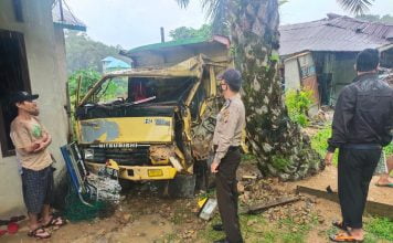 Mobil Dump Truck Tabrak Pengendara Sepeda Motor dan Tiga Rumah Warga di Desa Bagak