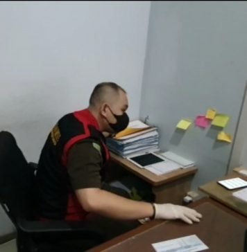 Tim Penyidik Kejaksaan Negeri Sanggau Geledah Rumah Tersangka Tindak Pidana Korupsi Program PKH dan Kantor Unit BRI Tayan Hilir