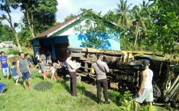Kecelakaan Tunggal Mobil Dump Truck Hantam Rumah Warga di Desa Bagak
