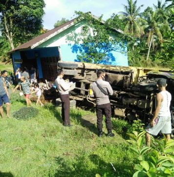 Kecelakaan Tunggal Mobil Dump Truck Hantam Rumah Warga di Desa Bagak
