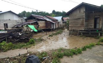 Diterjang Banjir Bandang Satu Unit Rumah Warga di Desa Naken Entikong Rusak