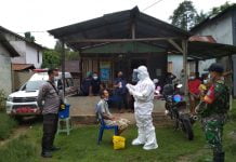 Kontak Erat Dengan Pasien Covid-19, Sepuluh Warga Desa Caokng Jalani Tes Swab