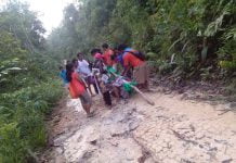 Akses Jalan Rusak Warga Sungai Tapah Tandu Ibu Hamil Menuju Puskesmas