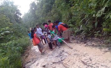 Akses Jalan Rusak Warga Sungai Tapah Tandu Ibu Hamil Menuju Puskesmas