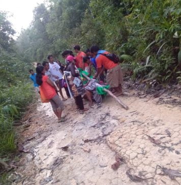Akses Jalan Rusak Warga Sungai Tapah Tandu Ibu Hamil Menuju Puskesmas