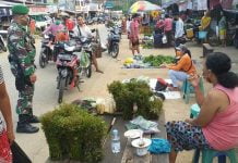 Anggota Koramil Sengah Temila Lakukan Monitoring PPKM di Pasar Pahuman