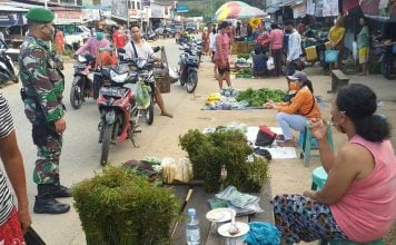 Anggota Koramil Sengah Temila Lakukan Monitoring PPKM di Pasar Pahuman