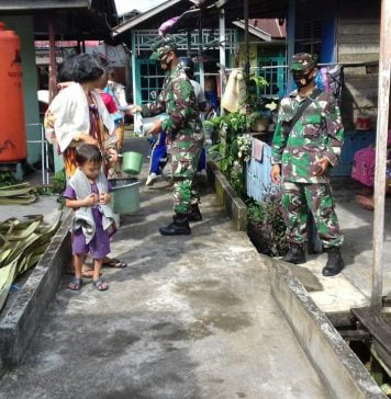 Anggota Zidam XII/Tanjungpura Beri Edukasi Masyarakat di Bansir Laut Tekait Bahaya Covid-19
