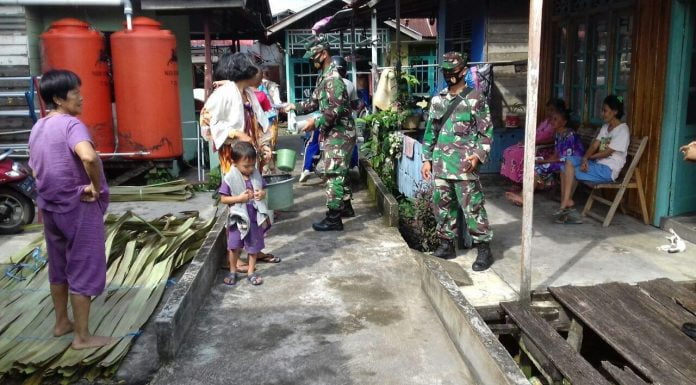 Anggota Zidam XII/Tanjungpura Beri Edukasi Masyarakat di Bansir Laut Tekait Bahaya Covid-19