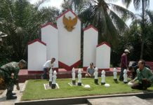 Anggota Koramil Sengah Temila Gotong Royong Bersihkan Taman Makam Pahlawan Pak Kasih