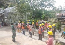 Tinjau Renovasi Rumah Dinas Mayonif 642/Kps Wadan Denzibeng 1/Sintang Ingatkan Penerapan K3 dan Prokes