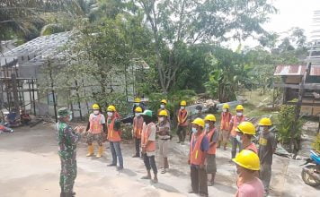 Tinjau Renovasi Rumah Dinas Mayonif 642/Kps Wadan Denzibeng 1/Sintang Ingatkan Penerapan K3 dan Prokes