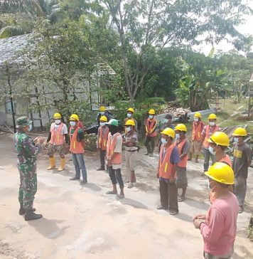 Tinjau Renovasi Rumah Dinas Mayonif 642/Kps Wadan Denzibeng 1/Sintang Ingatkan Penerapan K3 dan Prokes