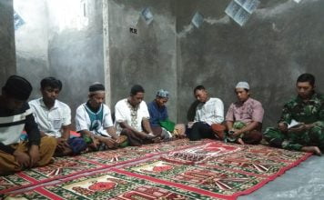 Anggota Zidam XII/Tanjungpura Laksanakan Ibadah Bersama Dengan Masyarakat Desa Pemodis