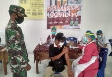 Angota Koramil 1201-09/Sengah Temila Dampingi Tracing dan Vaksinasi di Desa Banying