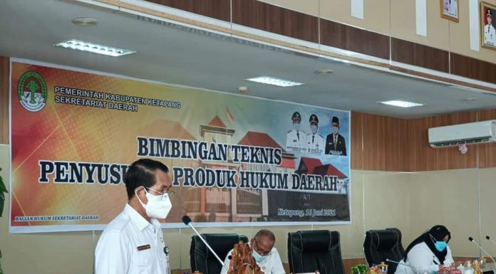 Asisten III Sekda Ketapang Buka Bimtek Penyusunan Produk Hukum Daerah