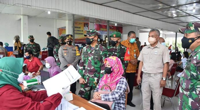 Bupati Martin Rantan Dampingi Pangdam XII/Tpr Tinjau Penangan Covid-19 di Ketapang
