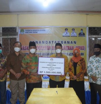 Sejumlah Rumah Ibadah Terima Dana Hibah Dari Pemkab Ketapang