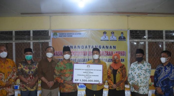 Sejumlah Rumah Ibadah Terima Dana Hibah Dari Pemkab Ketapang