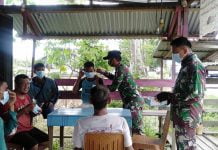 Anggota Zidam XII/Tanjungpura Edukasi Warga Desa Amboyo Terkait Pentingnya Penggunaan Masker Cegah Covid 19