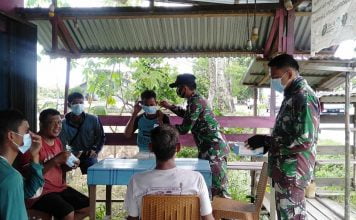 Anggota Zidam XII/Tanjungpura Edukasi Warga Desa Amboyo Terkait Pentingnya Penggunaan Masker Cegah Covid 19
