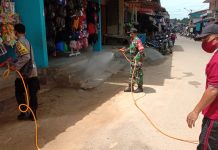 Penyemprotan Disinfektan di Pasar Darit Cegah Penularan Covid-19