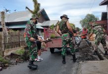 Cegah Banjir Anggota Denzibang 2/XII Palangkaraya Bersama Warga Bersihakan Saluran Drainase