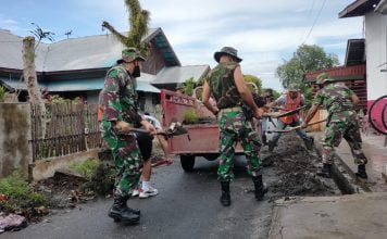 Cegah Banjir Anggota Denzibang 2/XII Palangkaraya Bersama Warga Bersihakan Saluran Drainase