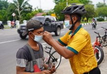 Diselah Waktu Berolah Raga Sepeda, Personil Denzibang 2/XII Palangkaraya Bagikan Masker Kepada Warga