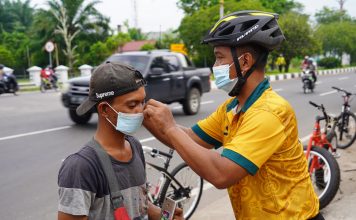 Diselah Waktu Berolah Raga Sepeda, Personil Denzibang 2/XII Palangkaraya Bagikan Masker Kepada Warga
