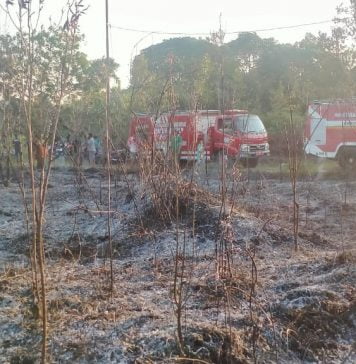 Kebakaran Lahan Dekat Permukiman Warga, Dua Unit Mobil Damkar Diterjunkan