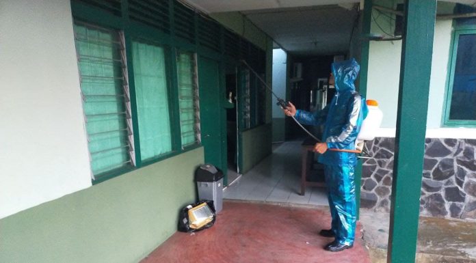 Cegah Penyebaran Covid-19 Anggota Zidam XII/Tanjungpura Semprotkan Cairan Disinfektan ke Markas