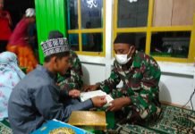 Anggota Zidam XII/Tanjungpura Ajarkan Anak-Anak di Temanjuk Mengaji