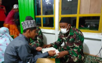 Anggota Zidam XII/Tanjungpura Ajarkan Anak-Anak di Temanjuk Mengaji