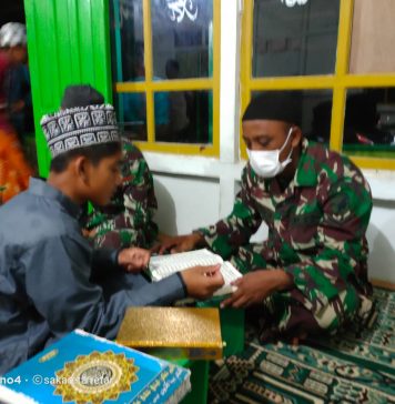 Anggota Zidam XII/Tanjungpura Ajarkan Anak-Anak di Temanjuk Mengaji