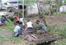 Gotong Royong Bersama Jadi Salah Satu Cara Zidam XII/Tanjungpurna Menjalani Keakraban Dengan Warga