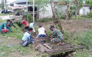 Gotong Royong Bersama Jadi Salah Satu Cara Zidam XII/Tanjungpurna Menjalani Keakraban Dengan Warga