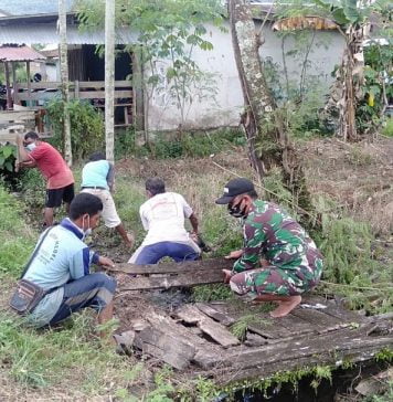 Gotong Royong Bersama Jadi Salah Satu Cara Zidam XII/Tanjungpurna Menjalani Keakraban Dengan Warga
