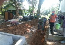 Cegah Banjir Anggota Zidam XII/Tanjungpura Bantu Bangun Fasilitas Saluran Drainase