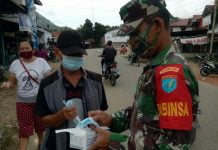 Babinsa Koramil 1201-09/Sengah Temila Bagikan Masker Kepada Warga