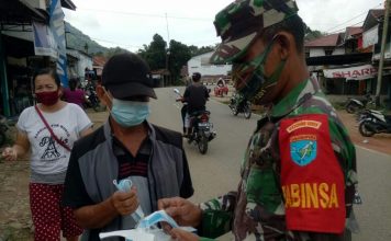Babinsa Koramil 1201-09/Sengah Temila Bagikan Masker Kepada Warga