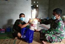 Ringankan Beban Warga Dimasa Pandemi, Angota Zidam XII/Tanjungpura Serahkan Bantuan Sembako di Beduwai