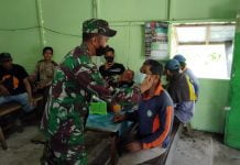 Kembali Anggota Zidam XII/Tanjungpura Bagikan Masker Kepada Warga dan Ingatkan Penerapan Prokes