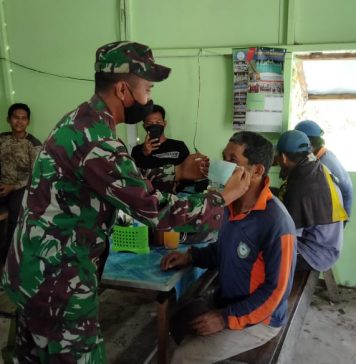 Kembali Anggota Zidam XII/Tanjungpura Bagikan Masker Kepada Warga dan Ingatkan Penerapan Prokes