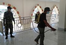 Anggota Zidam XII/Tanjungpura Bantu Disinfetan di Masjid Besar Nurul Hidayah