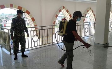 Anggota Zidam XII/Tanjungpura Bantu Disinfetan di Masjid Besar Nurul Hidayah