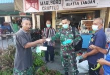 Temui Warga di Pasar Sambas Anggota Zidam XII/Tanjungpura Sosialisasikan Prokes dan Bagikan Masker