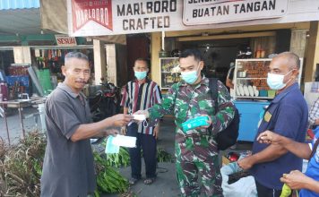 Temui Warga di Pasar Sambas Anggota Zidam XII/Tanjungpura Sosialisasikan Prokes dan Bagikan Masker