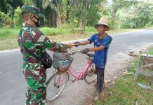 Anggota Denzibang 2/XII Palangkaraya Bagikan Masker Kepada Para Pengguna Jalan