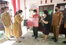 Bupati Karolin Apresiasi Desa Amboyo Inti Berikan Tempat Cuci Tangan
